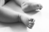 赤ちゃんの両足の画像