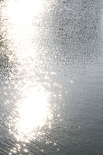水面に反射する光の画像
