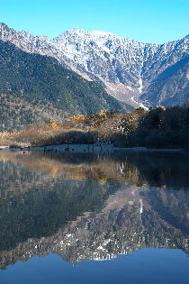 湖に映る雪景色の山々の画像